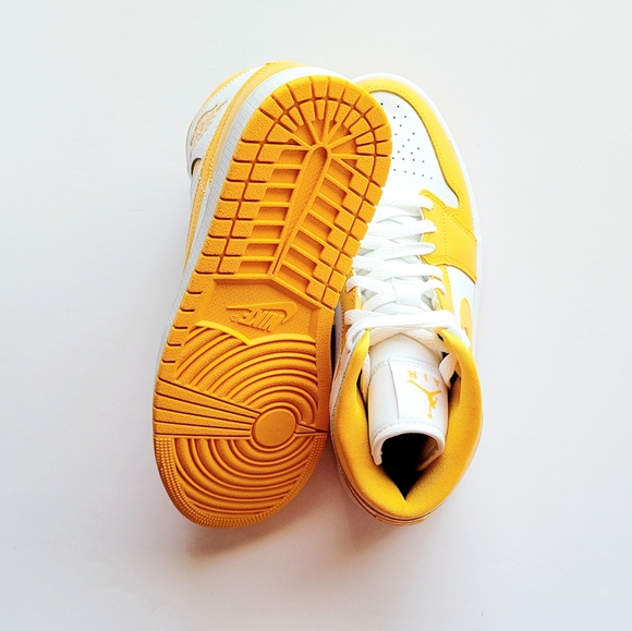 Air Jordan 1 Mid White University Gold White Women's 8 - Picture 5 of 6